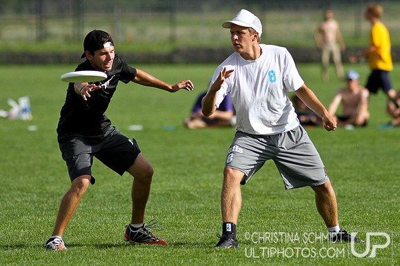 2012 USAU D-I College Championships Saturday Pre-Qtrs Action
