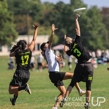 Sunday Action - 2017 USAU Northeast Regionals