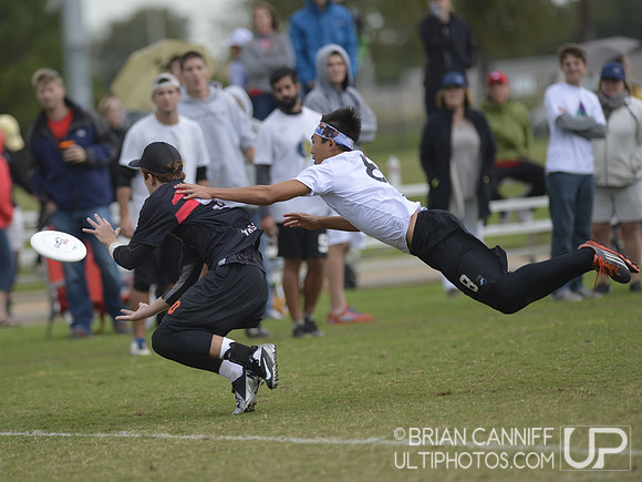 FRISCO, TX: Markham Shofner (Truck Stop #90) catches a pass as defender Bryon Liu (Chain Lightning #8) bids high in bracket play at the USA Ultimate Men's National Championships. Friday, October 18, 2