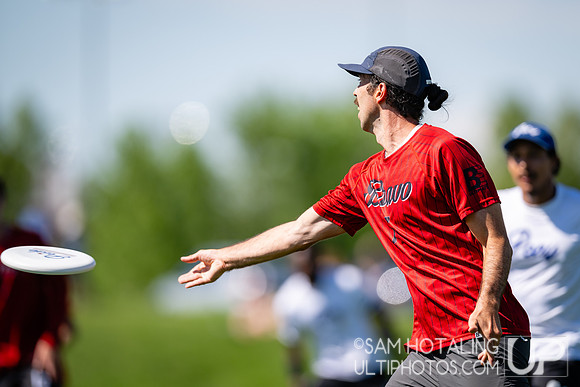 Crossover round play at US International Club Championships