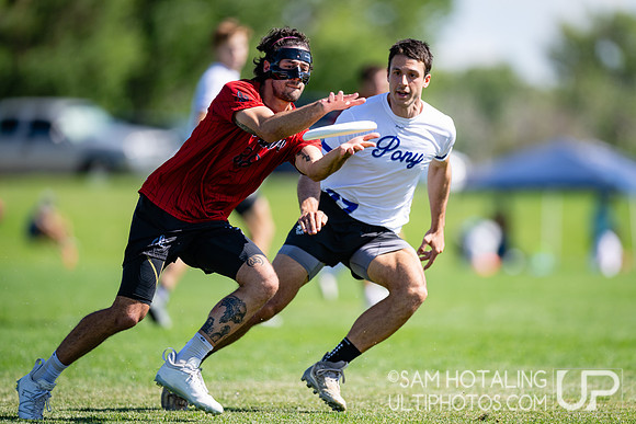 Crossover round play at US International Club Championships
