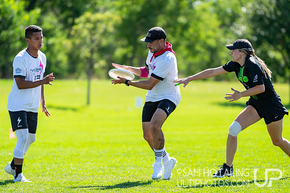 Crossover round play at US International Club Championships