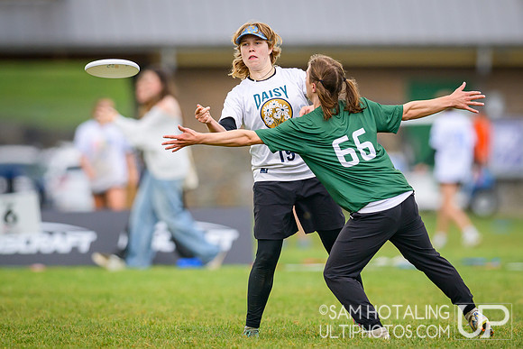 Haverford/Bryn Mawr Sneetches vs Mount Holyoke Daisy Chain in quarterfinals at USAU D-III College Championships