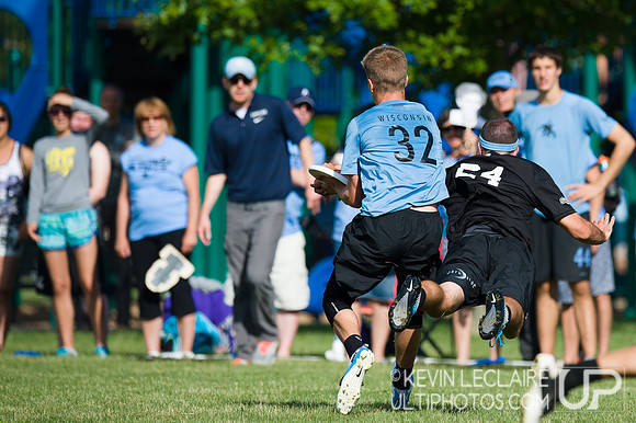 2014 USAU D-I College Champs Sunday Qtrs Action
