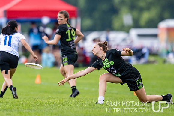Blueberries vs Ellipsis in pool play at World Ultimate Club Championships