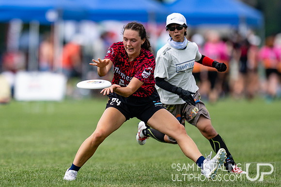 Chicago Nemesis vs Swampybarg in pool play at World Ultimate Club Championships
