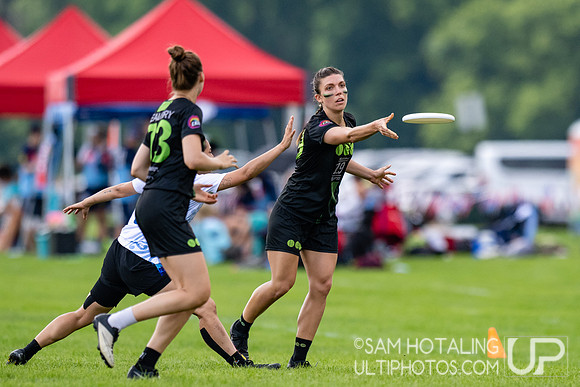 Blueberries vs Ellipsis in pool play at World Ultimate Club Championships