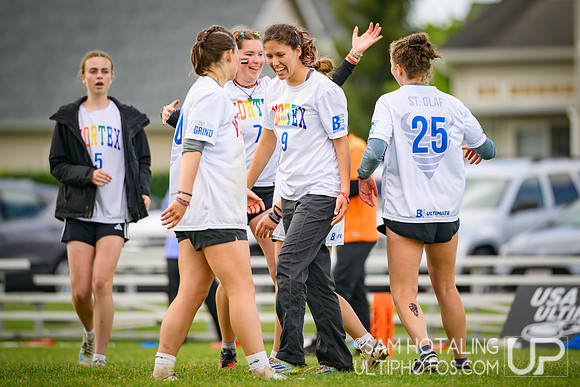 St. Olaf Vortex vs Wesleyan Vicious Circles in quarterfinals at USAU D-III College Championships