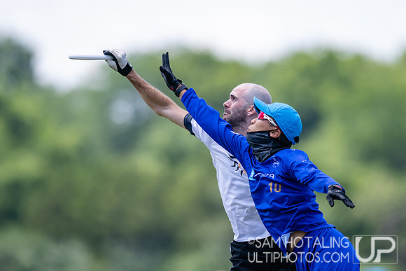 Buzz Bullets vs PoNY in quarterfinals at World Ultimate Club Championships