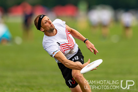 Fireflies vs Reading Ultimate in pool play at World Ultimate Club Championships