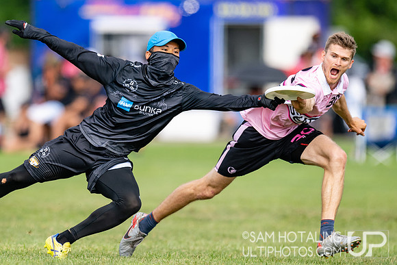 Buzz Bullets vs Seattle Sockeye in pool play at World Ultimate Club Championships
