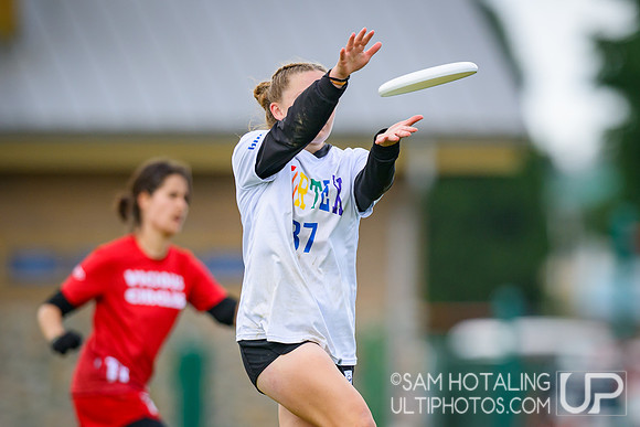 St. Olaf Vortex vs Wesleyan Vicious Circles in quarterfinals at USAU D-III College Championships