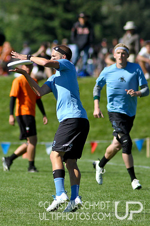 2012 USAU D-I College Championships Sunday Qtrs Action