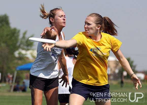 Leann Gray (Loose Cannon #5) throws by Dena Slattery (Molly Grey #1) - Pool Play at the 2021 USAU Masters National Championships