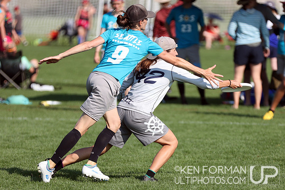 Kelly Kerker (Shipwreck #42) v. Kate Kingery (SOS #9) - Bracket Play at the 2021 USAU Masters National Championships