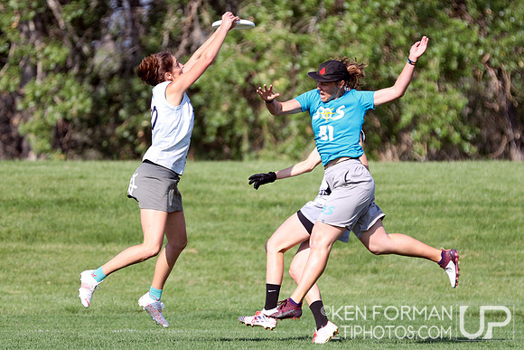 Jen Golan (Shipwreck #10) wins the disc v. Charlie Mercer (SOS #81) -  Bracket Play at the 2021 USAU Masters National Championships