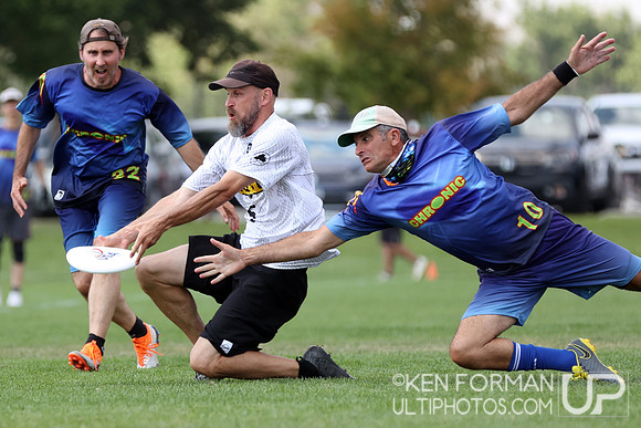 Michael Labellarte (CHRONIC #10) v. Tim Lupo (HURT #5) at the 2021 USAU Masters National Championships