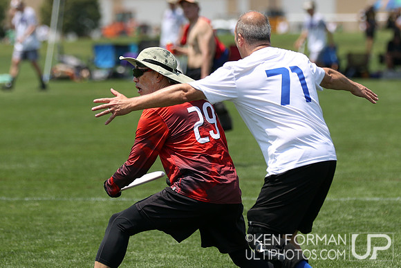 Tim Lo (TriAged #29) goes low v. Jason Cohen (Oxymorons #71) in Pool Play at the 2021 USAU Masters National Championships