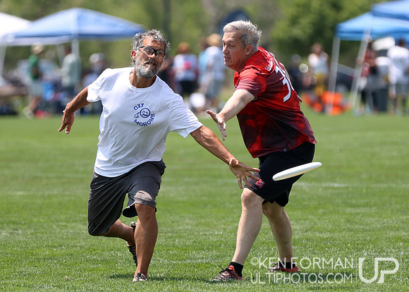 TriAged v. Oxymorons in Pool Play at the 2021 USAU Masters National Championships