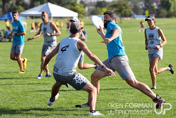 SOS vs. Shipwreck in Pre-Quarters at the 2021 USAU Masters National Championships