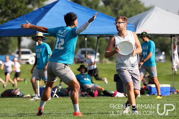 SOS vs. Shipwreck in Pre-Quarters at the 2021 USAU Masters National Championships