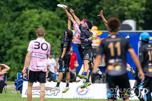 Buzz Bullets vs Seattle Sockeye in pool play at World Ultimate Club Championships