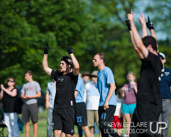 2014 USAU D-I College Champs Sunday Qtrs Action