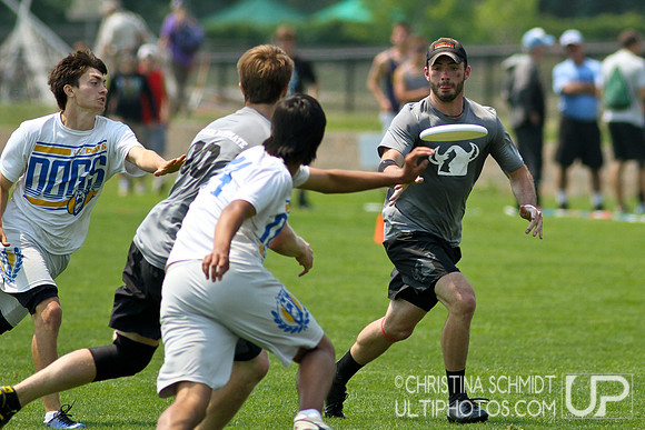 2012 USAU D-I College Championships Saturday Round 2 Action