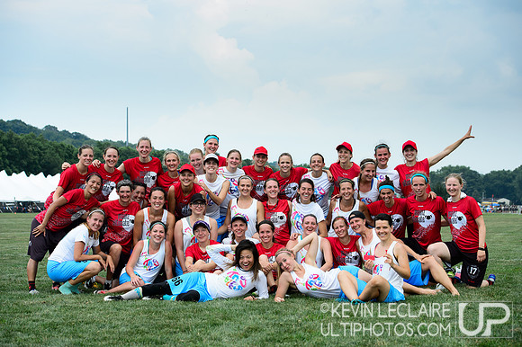 Mainzelmadchen (Germany Women's) and Troubles (Poland Women's) Team Photo - 2018 WUCC Sunday Round 1