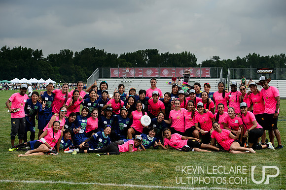 MUD (Japan Women's) and Revolution (Colombia Women's) Team Photo