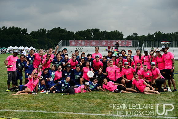 MUD (Japan Women's) and Revolution (Colombia Women's) Team Photo