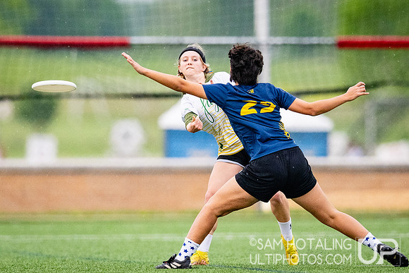 Women’s pool play at USAU DI College Championships