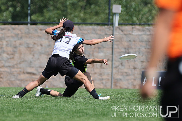 Finals play with Hannah Henkin (Brute Squad #38) passing under Alika Johnston (Molly Brown #13)