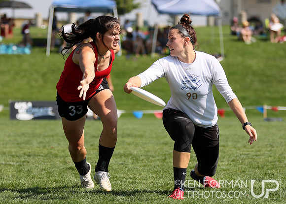 Alex Daniels (shame. #33) defends against Qxhna Titcomb (mixtape #90) in Finals Play