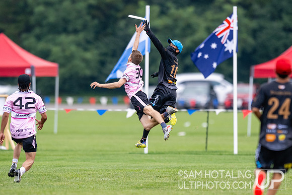 Buzz Bullets vs Seattle Sockeye in pool play at World Ultimate Club Championships