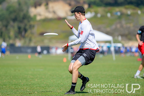 Dark Star vs. Johnny Bravo in pool play at USAU Club Championships