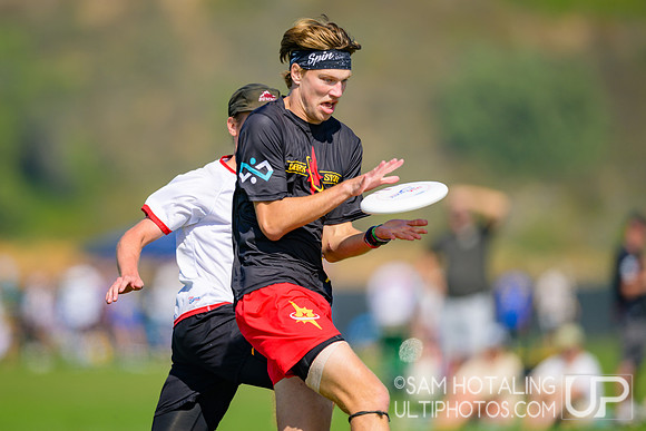 Dark Star vs. Johnny Bravo in pool play at USAU Club Championships