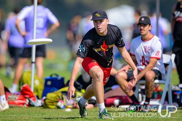 Dark Star vs. Johnny Bravo in pool play at USAU Club Championships