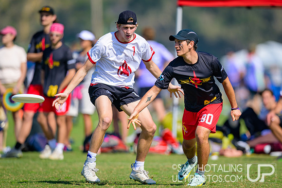 Dark Star vs. Johnny Bravo in pool play at USAU Club Championships