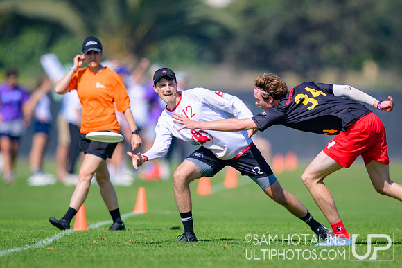 Dark Star vs. Johnny Bravo in pool play at USAU Club Championships
