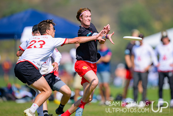 Dark Star vs. Johnny Bravo in pool play at USAU Club Championships