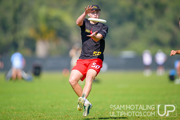 Dark Star vs. Johnny Bravo in pool play at USAU Club Championships