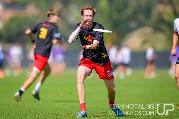 Dark Star vs. Johnny Bravo in pool play at USAU Club Championships