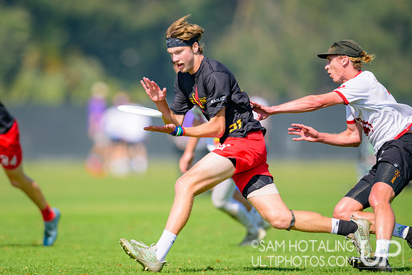 Dark Star vs. Johnny Bravo in pool play at USAU Club Championships