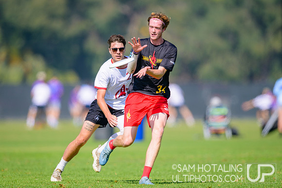 Dark Star vs. Johnny Bravo in pool play at USAU Club Championships