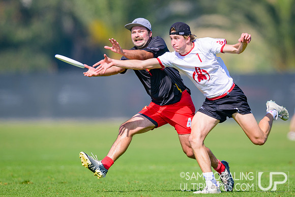 Dark Star vs. Johnny Bravo in pool play at USAU Club Championships