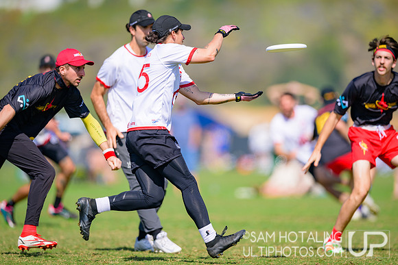 Dark Star vs. Johnny Bravo in pool play at USAU Club Championships