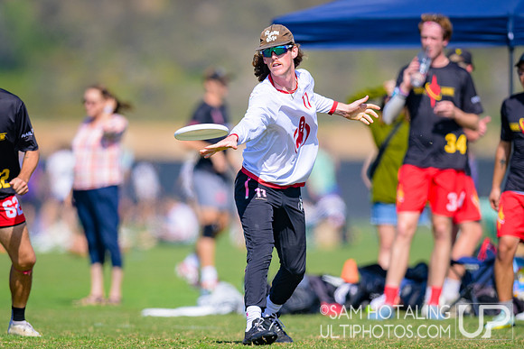 Dark Star vs. Johnny Bravo in pool play at USAU Club Championships