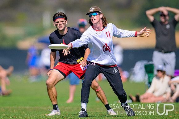 Dark Star vs. Johnny Bravo in pool play at USAU Club Championships