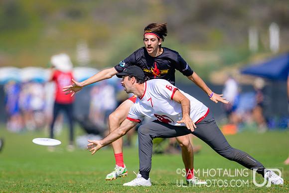 Dark Star vs. Johnny Bravo in pool play at USAU Club Championships